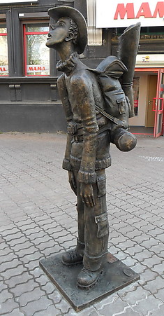 фото иркутских достопримечательностей, памятник туристу