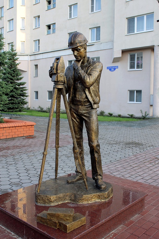 Памятник строителю в Белгороде