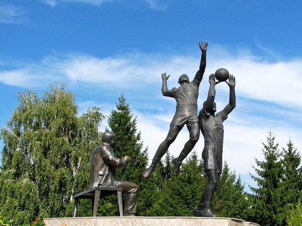 Памятник волейболистам в Белгороде