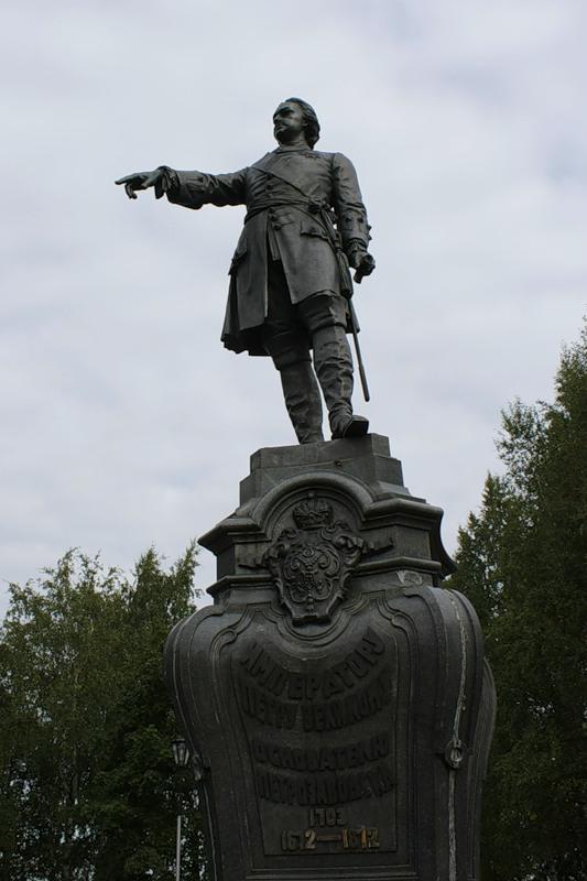 памятник Петру Первому в Петрозаводске фото