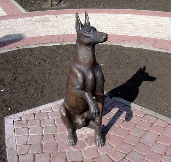 Памятник лапе Джима в Белгороде