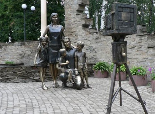 Памятник фотографирующейся семье в Белгороде
