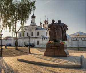Памятник Петру и Февронии в Муроме